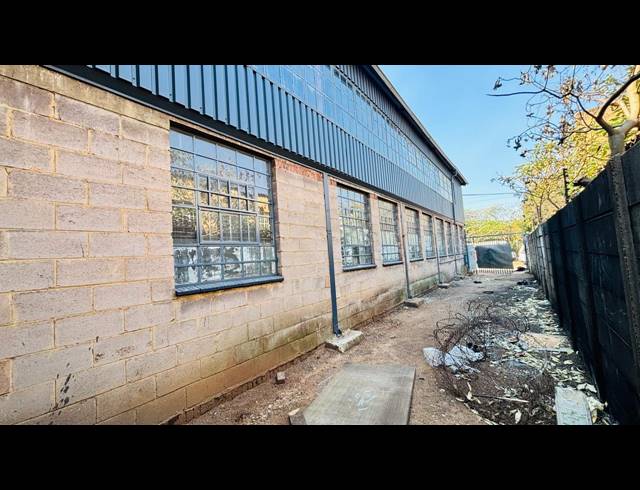360M² WAREHOUSE TO LET IN ROODEPOORT CENTRAL